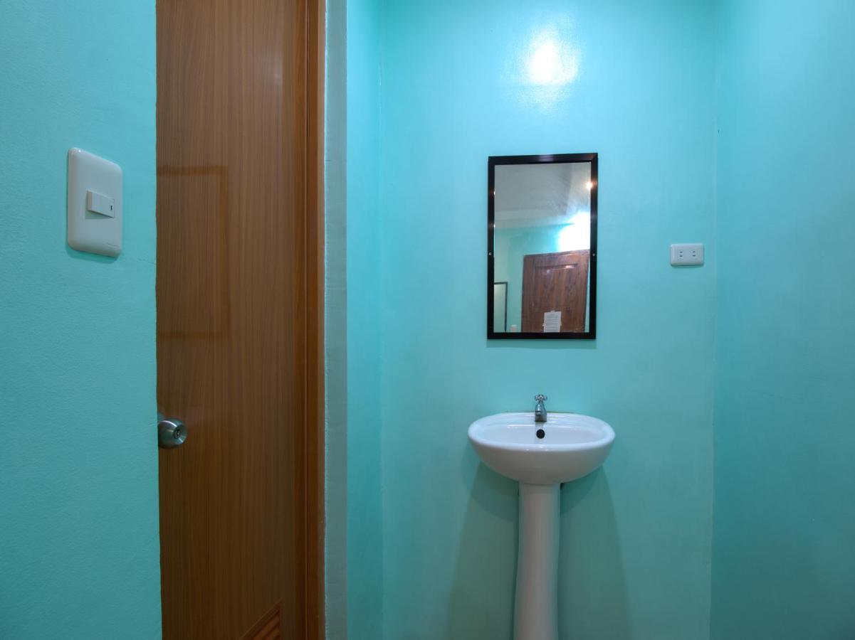 Oyo 777 Rn Guesthouse Moalboal Exterior photo